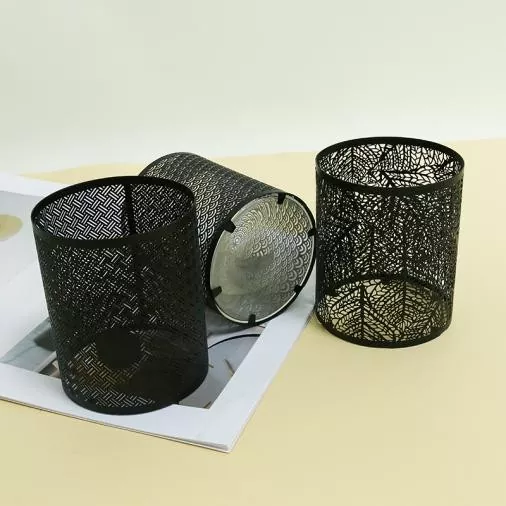 Држач црне металне свеће