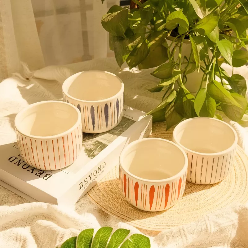 Плави и црвени пругасти керамички свећњаци Плави и црвени пругасти керамички свећњаци