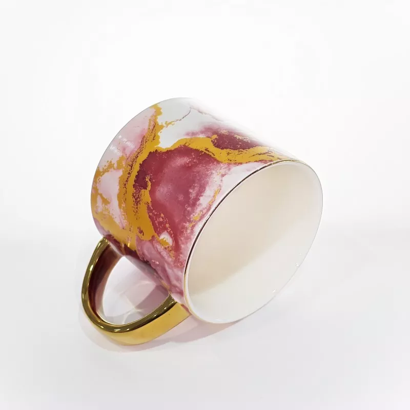 Елегантна керамичка шоља са мермерним узорком