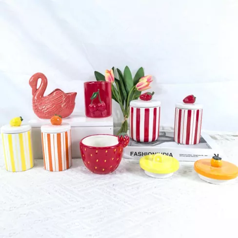 Власник керамичке свеће у облику цвећа и воћа