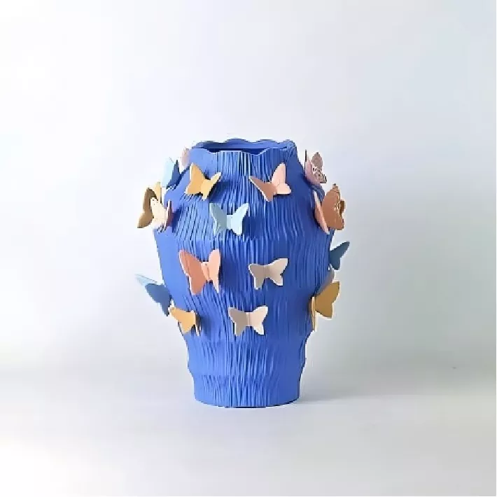 Ручно рађена керамичка ваза са лептирима који плешу